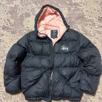 Продаю чёрную куртку Stussy с розовым капюшоном. Модель в ст, в Протвино