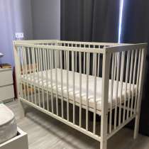 Продам детскую кроватку IKEA GULLIVER с матрасом, в Москве