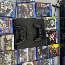 Sony PlayStation 4 Slim + два геймпада, в Москве