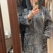 Шуба каракульча  52 р,длина 110 см,капюшон с,емный, в Омске