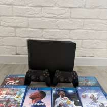 Sony playstation 4 slim 1tb 2 геймпада с играми, в Краснодаре