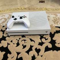 Игровая консоль Xbox One S.Чуть чуть покоцан джойстик, в Новокубанске