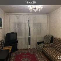 Диван пестрый и стенку для прихожей, в Сыктывкаре