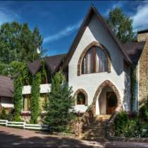 Двухэтажный коттедж с банкетным залом рядом с городом в поселке Юкки, в Всеволожске