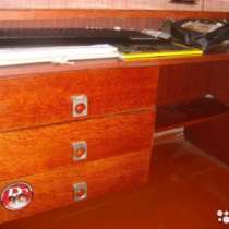 Стол письменный б/у лакированный россия, в Волжский