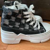 Выгодные кроссовки, в Сургуте