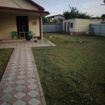 Покос травы триммером, в Волжский