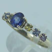 Кольцо золотое с Сапфирами овальным и принцессами, в Москве