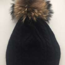 Шапка новая чёрная вязаная с бубоном мех енот шерсть зима 87, в Москве