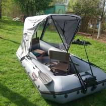 Лодка надувная с тентом, мотором и спасательными жилетами, в Чехове