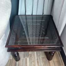 Чайный столик из дерева и стекла с резьбой. Цена: 500 AED, в г.Дубай