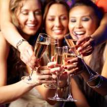 Поющий и ведущий с диджеем на свадьбу, в Москве