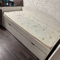 Продам кровать с выкотным местом, в Первоуральске