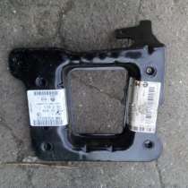 правая опорная планка суппорта переднего бампера OPEL ASTRA H 93180523 (5212478), в Москве