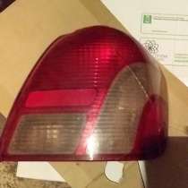 Продам фару переднюю левую и задний фонарь правый на платцу, в Омске