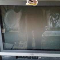 Телевизор хороший и 2 клавы, в Омске