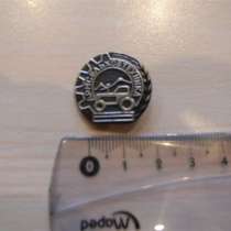 Значок. Армения. АРМСЕЛЬХОЗТЕХНИКА, трактор на фоне г.Арарат, в г.Ереван