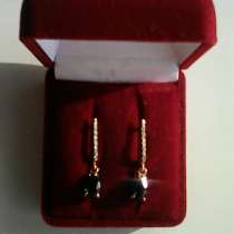 Серьги с зелеными и белыми фианитами, в Бийске