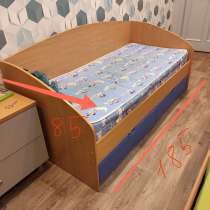 Кровать и стеллаж, в Челябинске