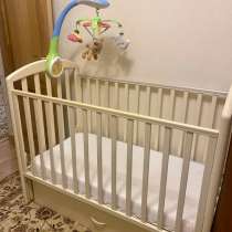 Детская кроватка маятник, с игрушкой, с матрасом и с ящиком, в Москве
