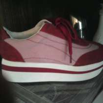 Кроссовки замшевые красные на танкетке, в Ставрополе