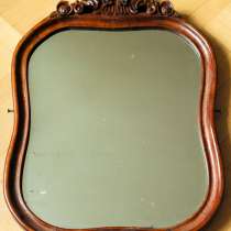 Старинное зеркало в фигурной резной раме из орехового дерева, в Санкт-Петербурге