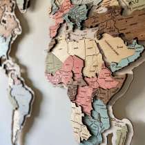 Многоцветная карта мира из дерева 3d объём с гравировкой, в Москве