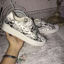 Вещи известных брендов массмаркета, в Энеме