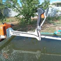 Покос травы триммером, в Средней Ахтубе