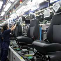 Робочі на автозавод, в г.Трнава