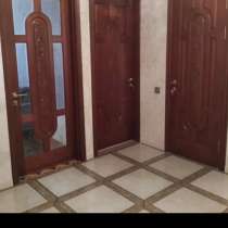 Двери из красного дерева, в г.Баку