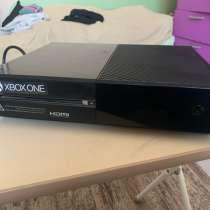 Xbox one 500 гб диски и джостики, в Ханты-Мансийске