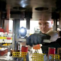 Muncitori la uzina de piese auto, в г.Кишинёв