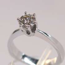 Кольцо золотое с бриллиантом 0.74 карата, в Москве