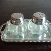 Солонка и перечница на подставке, в Зеленограде