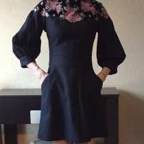 Плотное платье с цветами, xs, в Москве