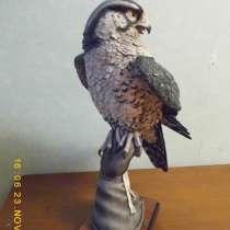 Фигура сокола-сапсана на перчатке. Итальянский фарфор, в Череповце