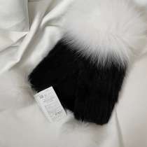 Шапка чёрная с белыми бумбонами, в Москве