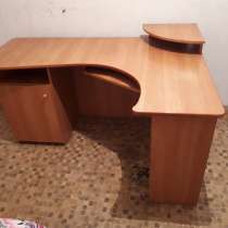 Продам стол письменный в отличном состоянии. Цена 3500, в Благовещенске