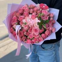 Кустовые розы и гортензия, в Москве