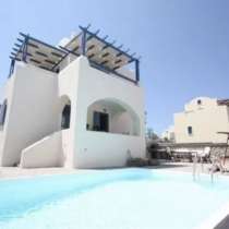 Просторный дом с бассейном и видом на море в Санторини, в г.Фира