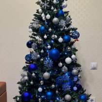 Елка с шарами игрушками, в Лабытнанги