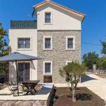 Черногория, Качественный меблированный дом с видом на море, в г.Тиват