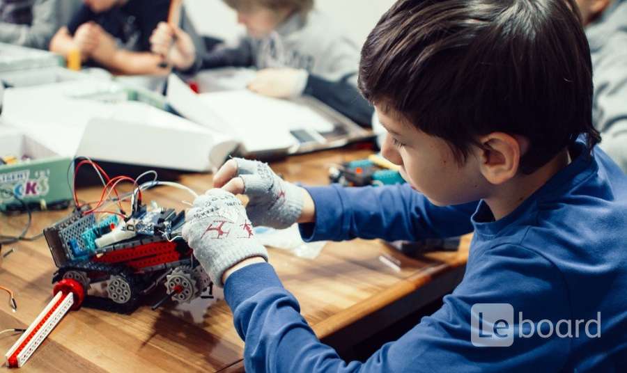 В кружке робототехники занимаются ученики. Робототехника для дошкольников. Робототехника в школе. Робототехника ардуино дети. Робототехника для детей 8-10 лет.