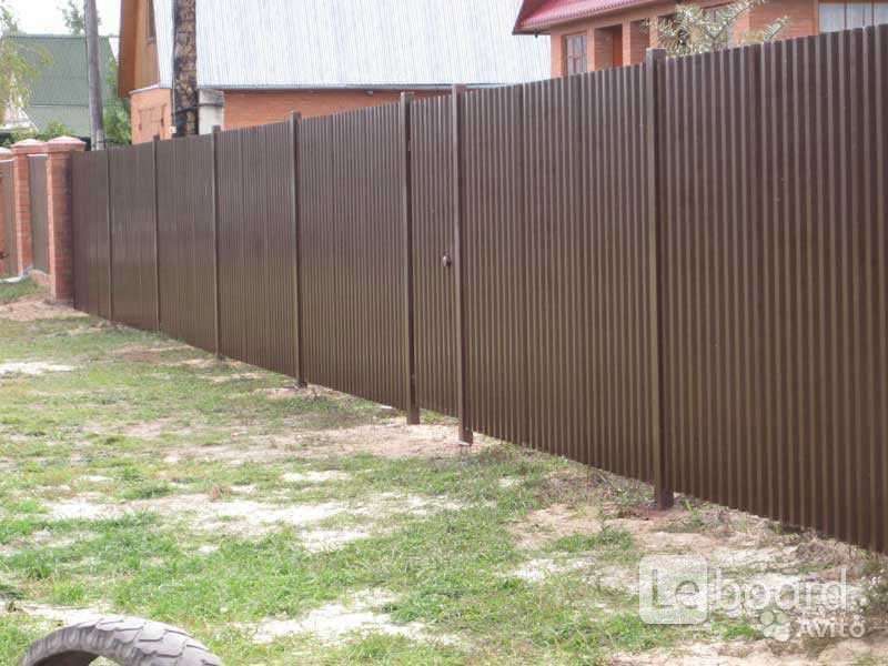 забор профнастил между столбами. забор из профнастила. металлический забор из профнастила. забор из профлиста с металлическими ст. профнастил с20 между кирпичными столбами.